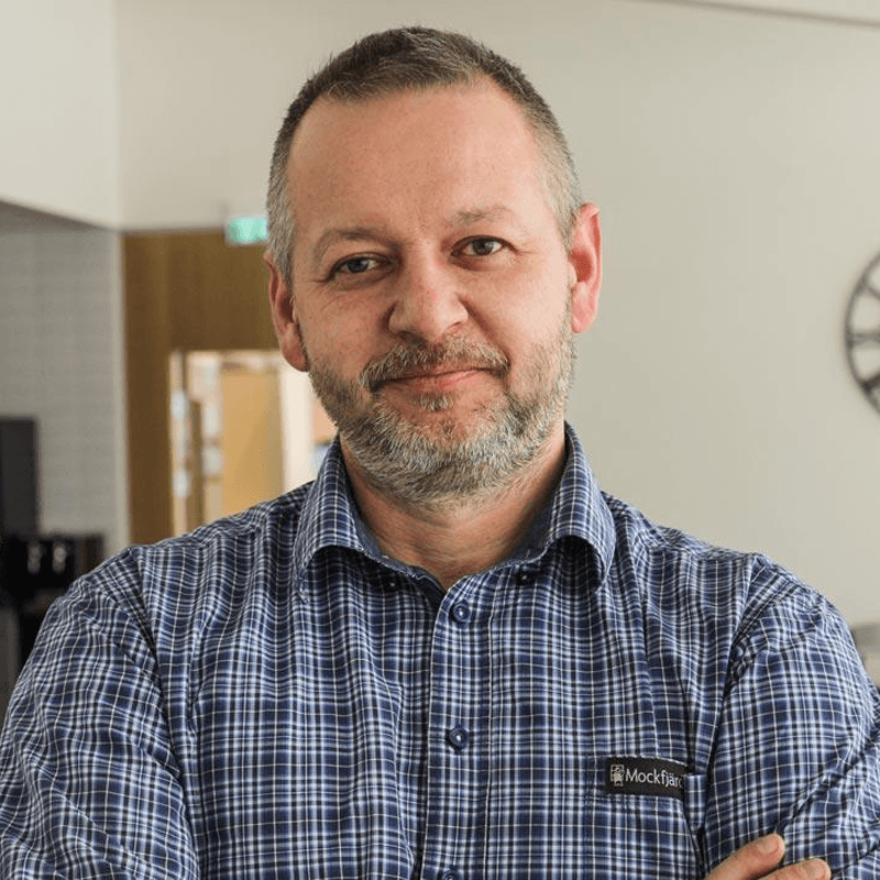 Porträtt av Patrik Vacietus, installationscoach på Mockfjärds, stående inomhus med armarna i kors.