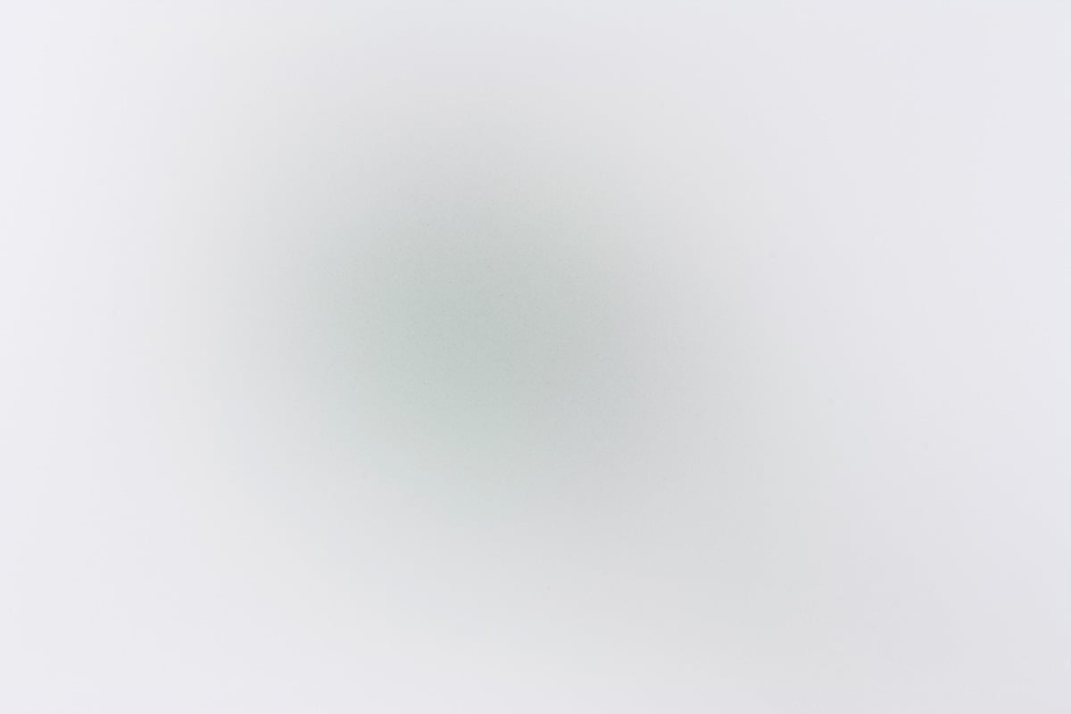 Frostat glas med mjuk, jämn yta som släpper igenom ljus men suddar detaljer.