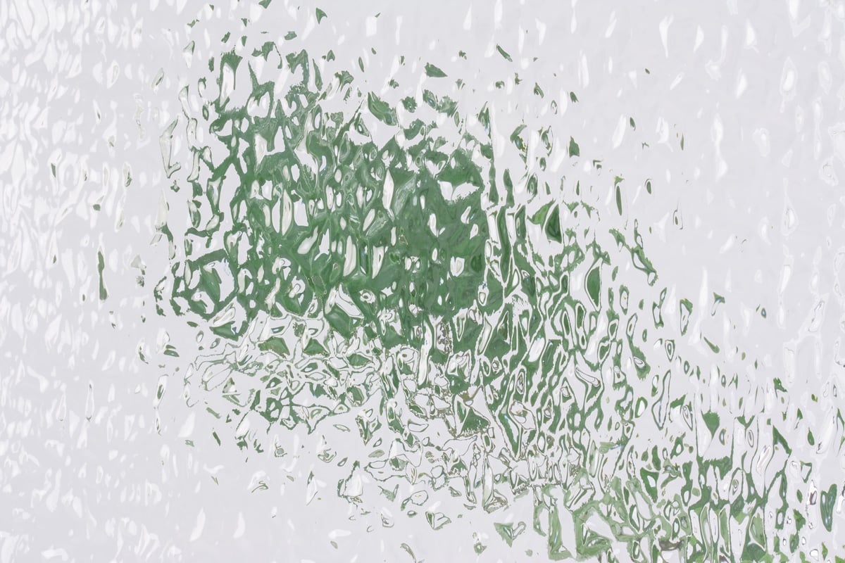 Granitglas med grov struktur som förvränger motiv och ger hög integritet.