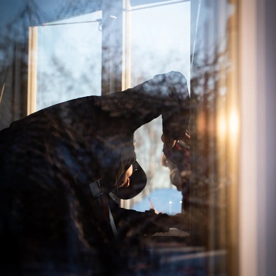 Montör installerar eller justerar ett fönster från insidan.