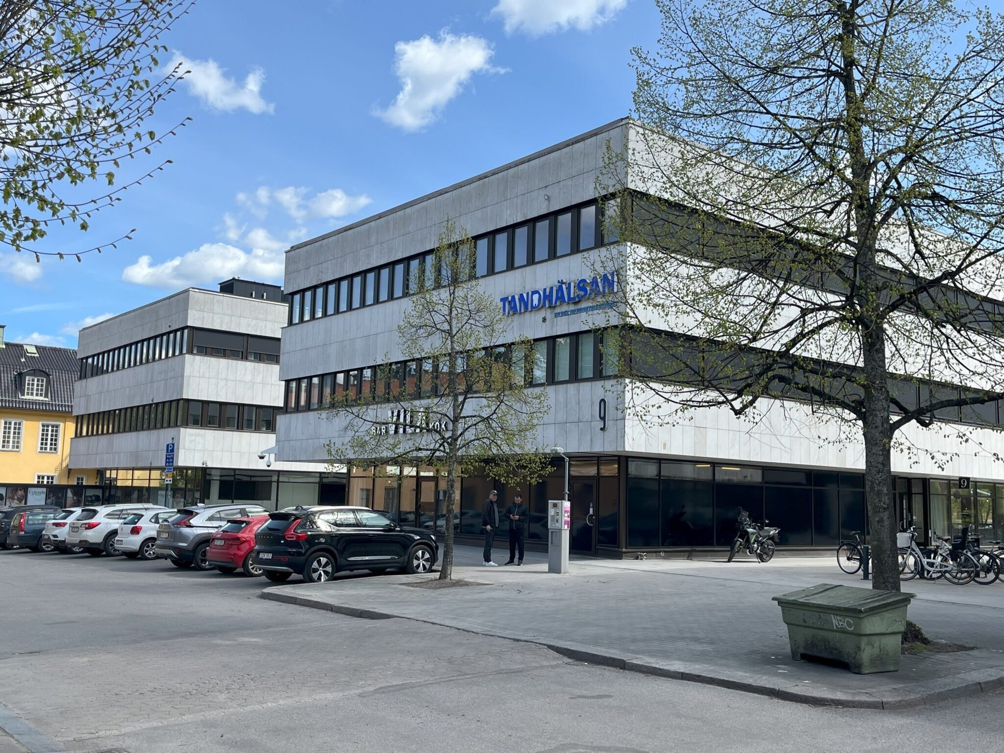 Gatuvy av låghus på Bråddgatan, Norrköping – del av fönsterbyte med 400 Svanenmärkta fönster per etapp åt Lundbergs Fastigheter, utfört av Mockfjärds.