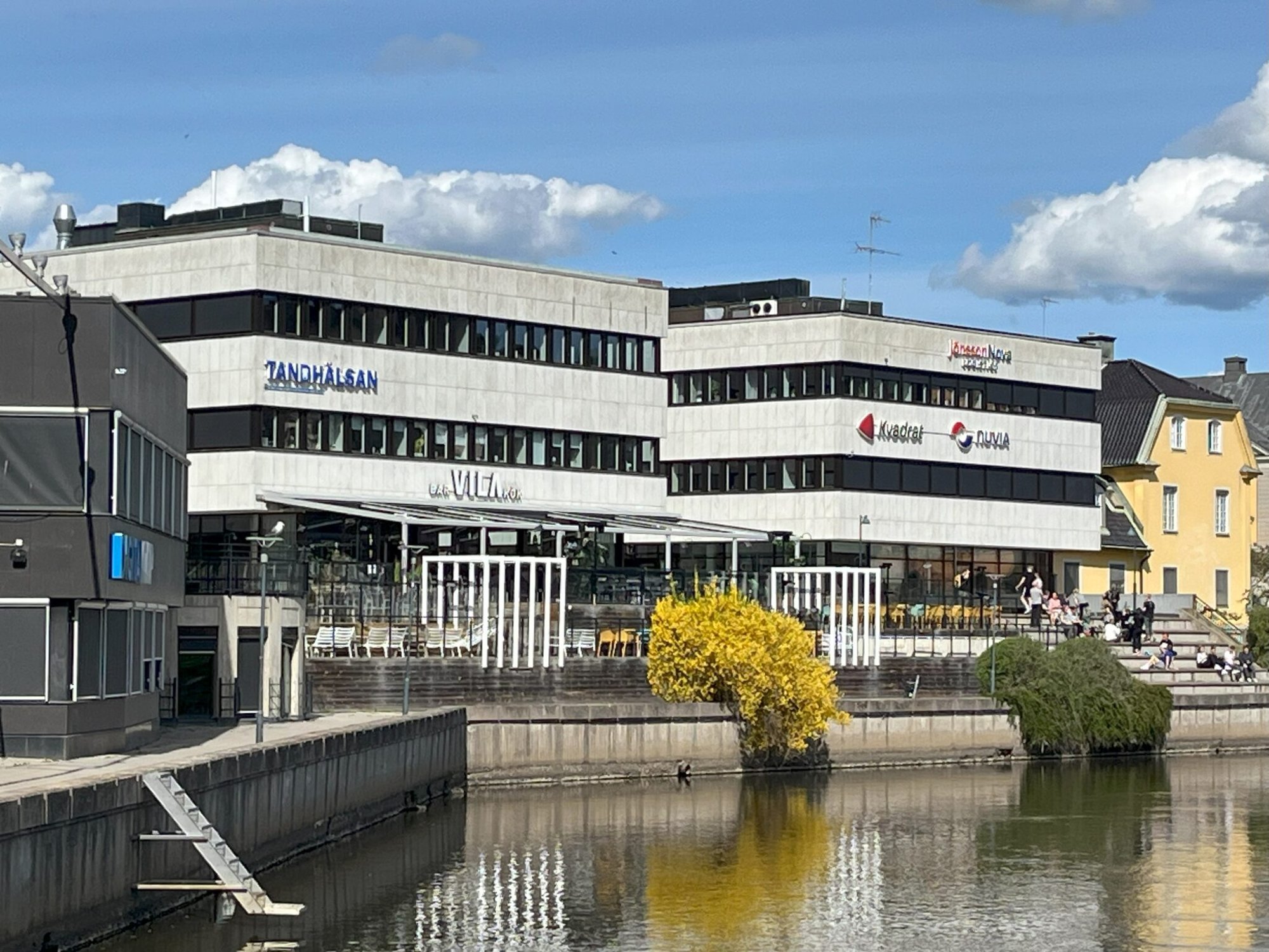 Kontorskomplex på Bråddgatan i Norrköping sett från vattnet – Svanenmärkta fönster monterade av Mockfjärds åt Lundbergs Fastigheter med hållbart återbruk via Ragnsells