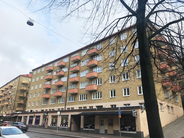 Gatuvy av bevarandevärd fastighet byggd 1938 med nybytta fönster och parfönsterdörrar – fönsterbyte med kulturhistorisk hänsyn utfört av Mockfjärds.