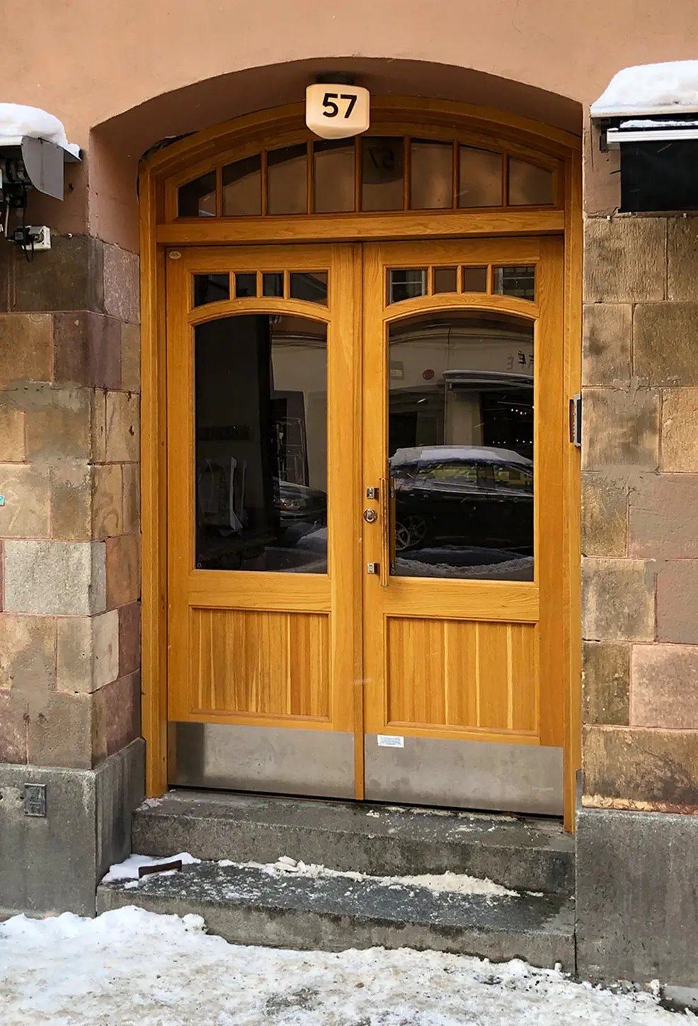 Ny träentré med överfönster och spröjsade glaspartier på BRF Bonden 29, Södermalm Stockholm – entrébyte i sekelskifteshus.