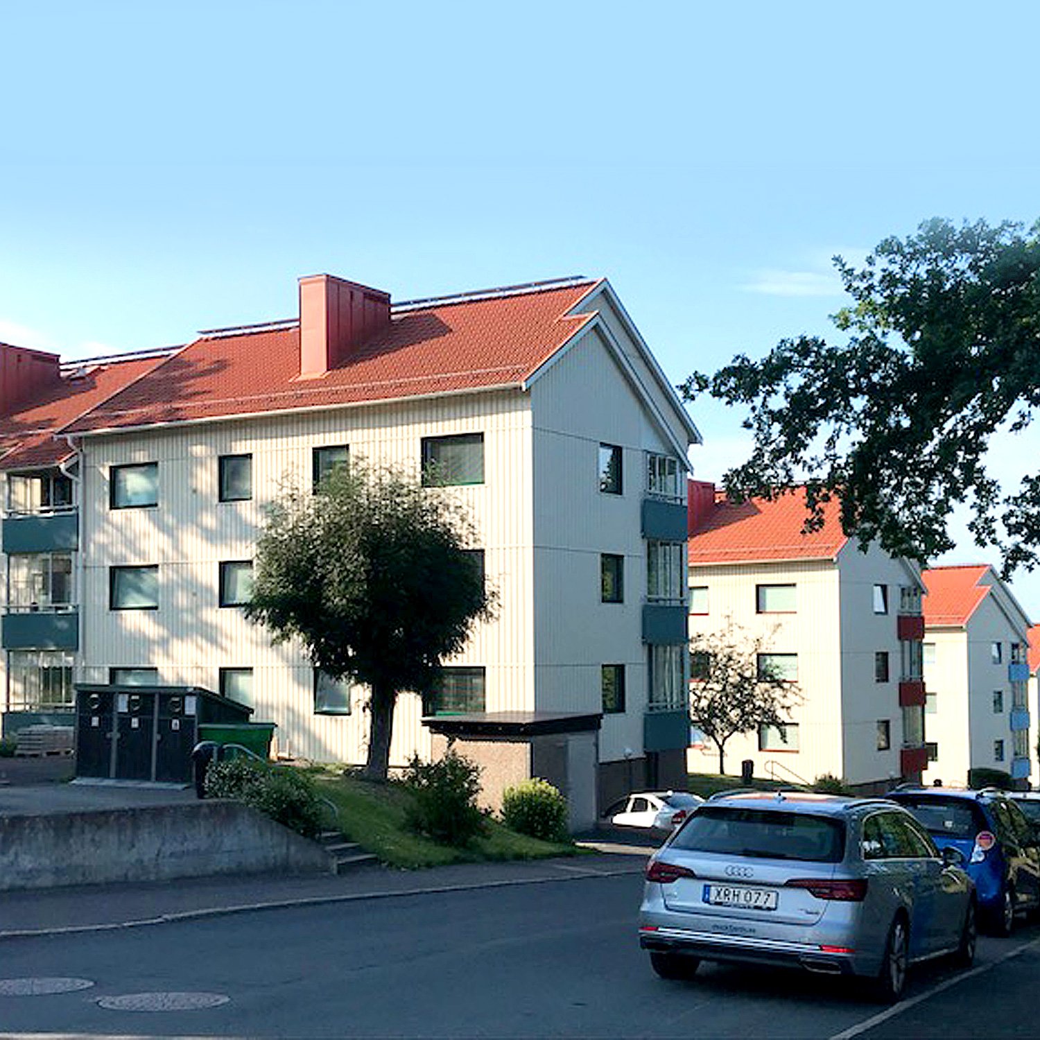 Flervåningshus i BRF Majstången vid Folkets park i Huskvarna – nybytta måttanpassade vridfönster med mörka karmar av Mockfjärds.