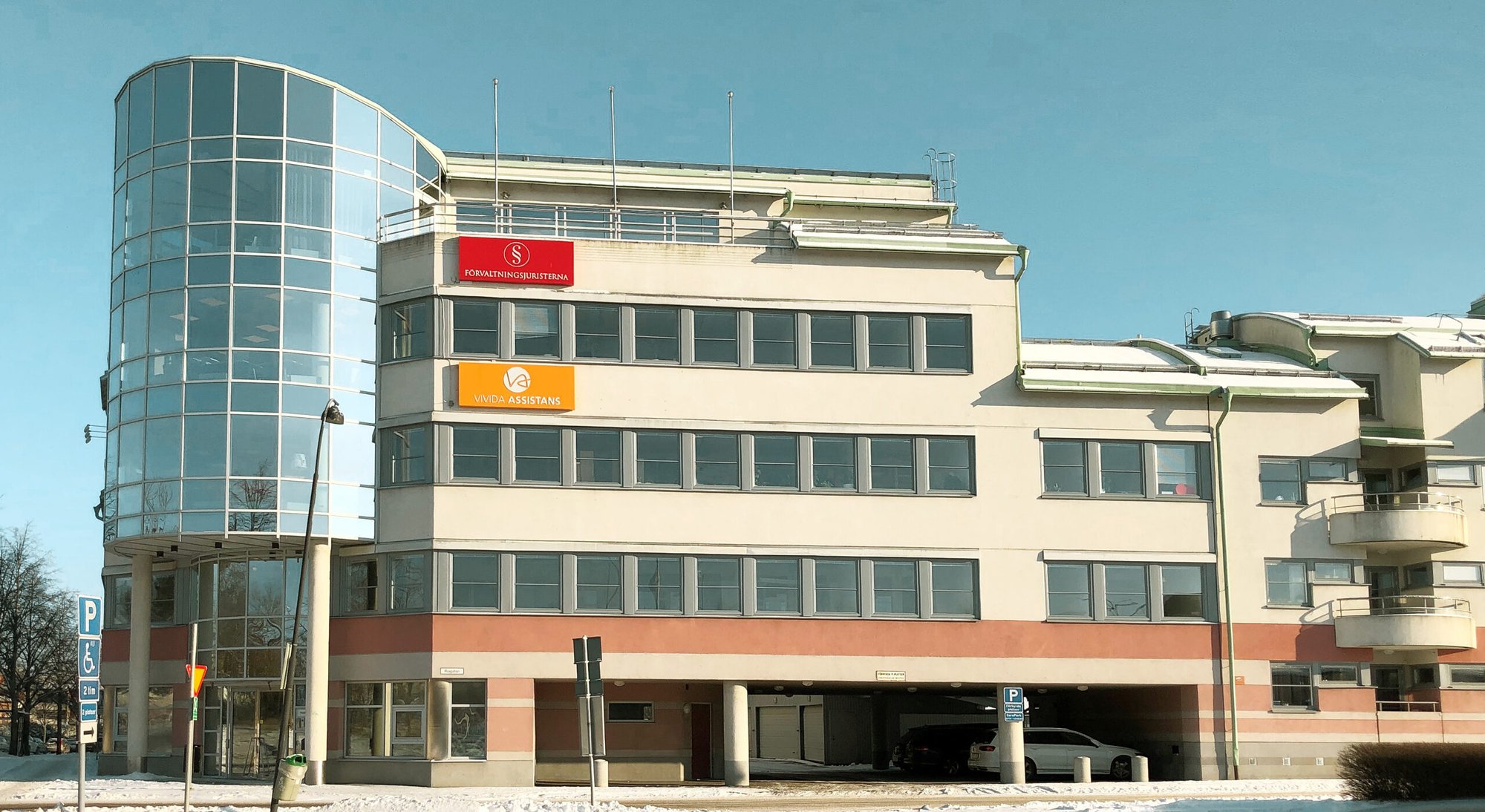 Exteriör av kommersiell kontorsfastighet med cylindriskt glasparti och nybytta fönster – byte av ca 146 fönster utfört av Mockfjärds åt Nyfosa.