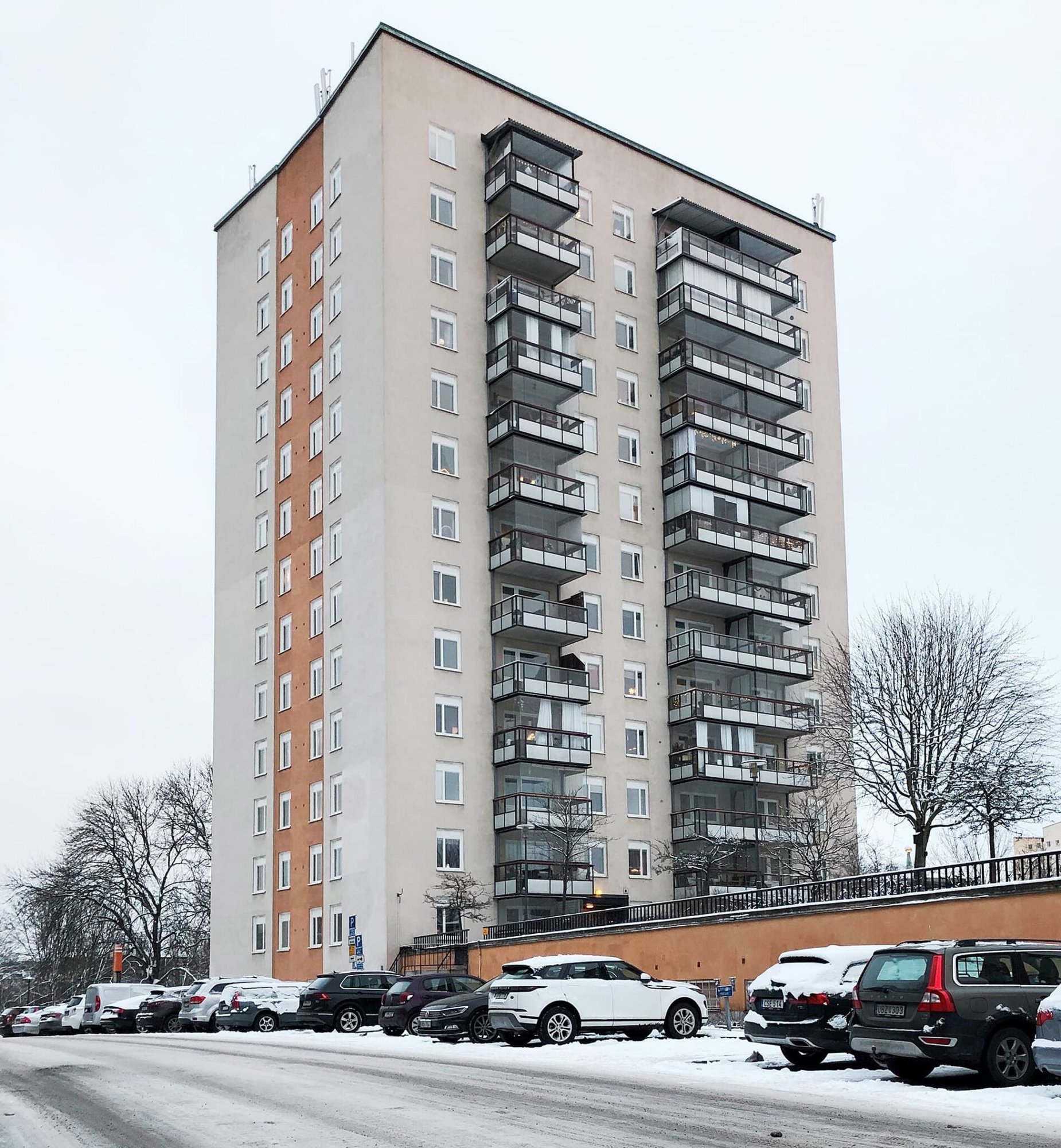 Exteriör av höghus med nybytta fönster och inglasade balkonger – storskaligt fönsterbyte av ca 900 fönster utfört av Mockfjärds.