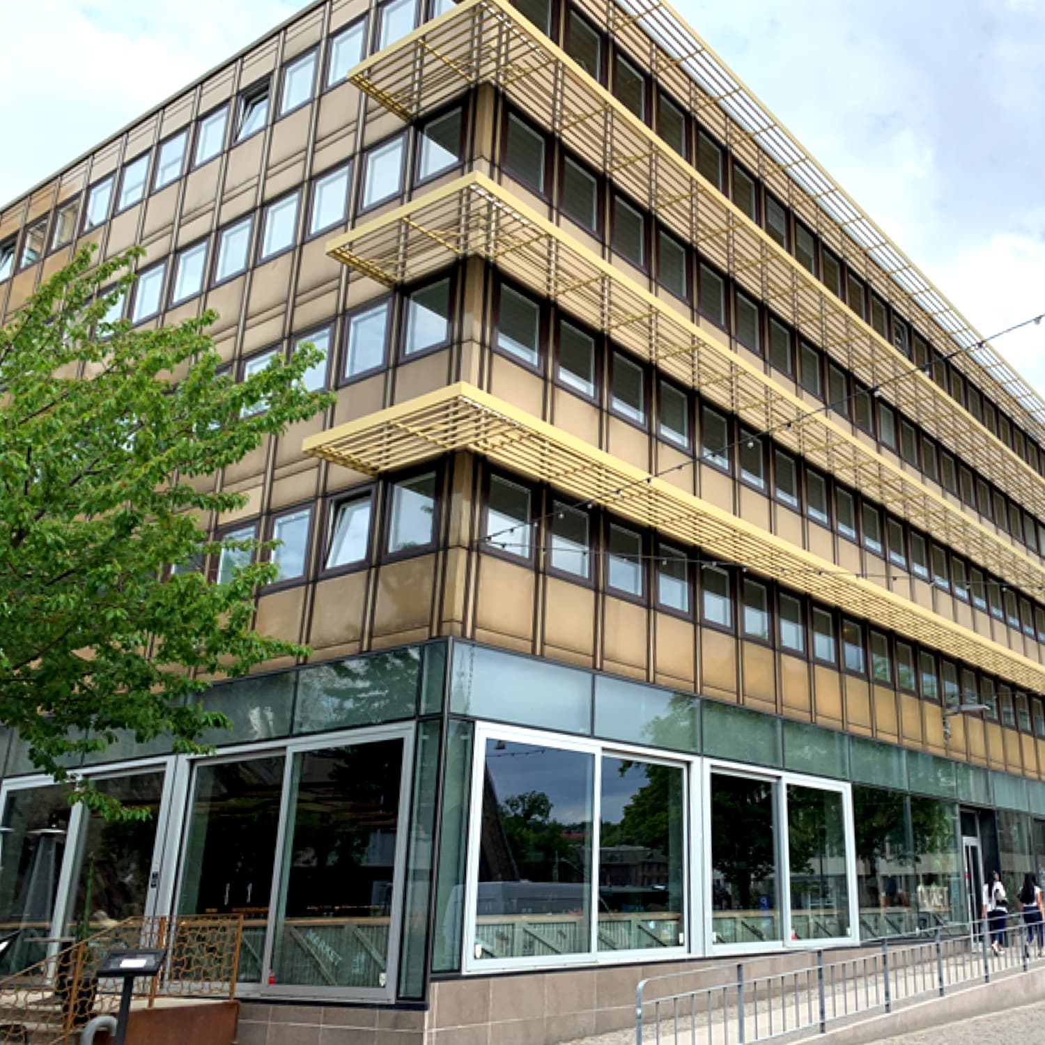 Exteriör av kommersiell kontorsfastighet från 1974 i Rosenlund, Göteborg – komplett fönsterbyte med kvarboende hyresgäster utfört av Mockfjärds i fastigheten Vallgraven 96:5.