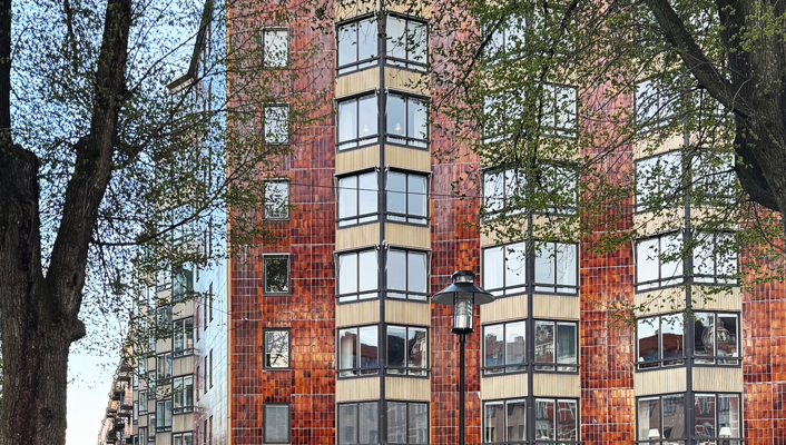 Exteriör av Strindbergshuset på Karlaplan i Stockholm – byte av 469 inåtgående aluminiumfönster med 2+1-glas och mellanglaspersienner utfört av Mockfjärds.