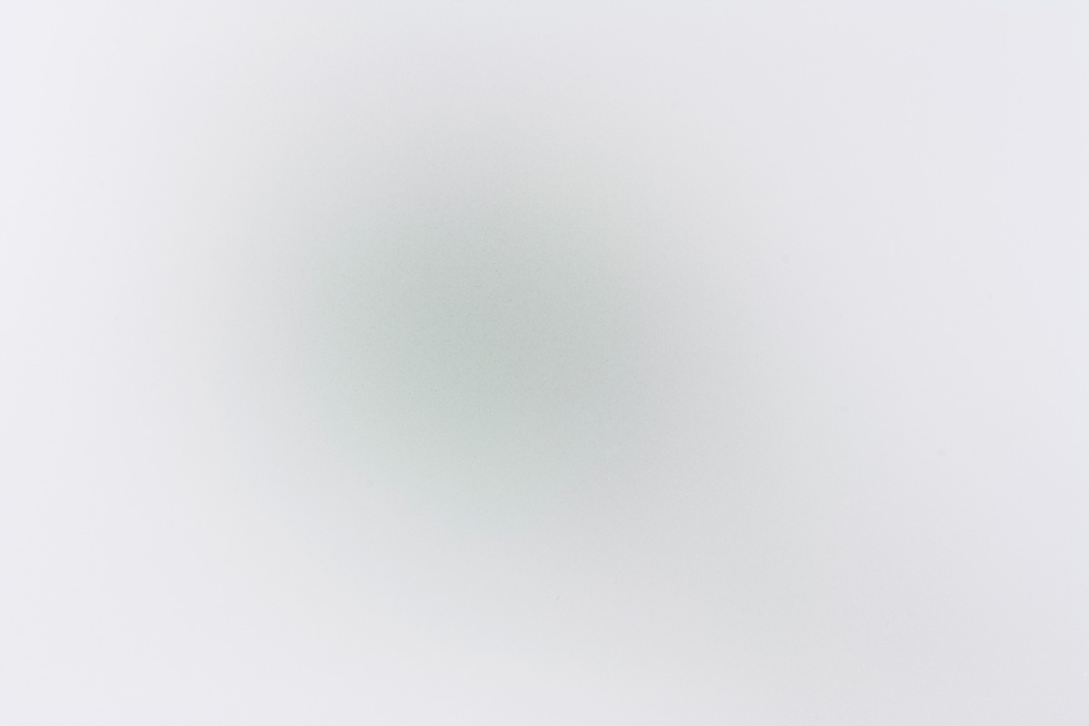 Frostat glas med mjuk, jämn yta som släpper igenom ljus men suddar detaljer.