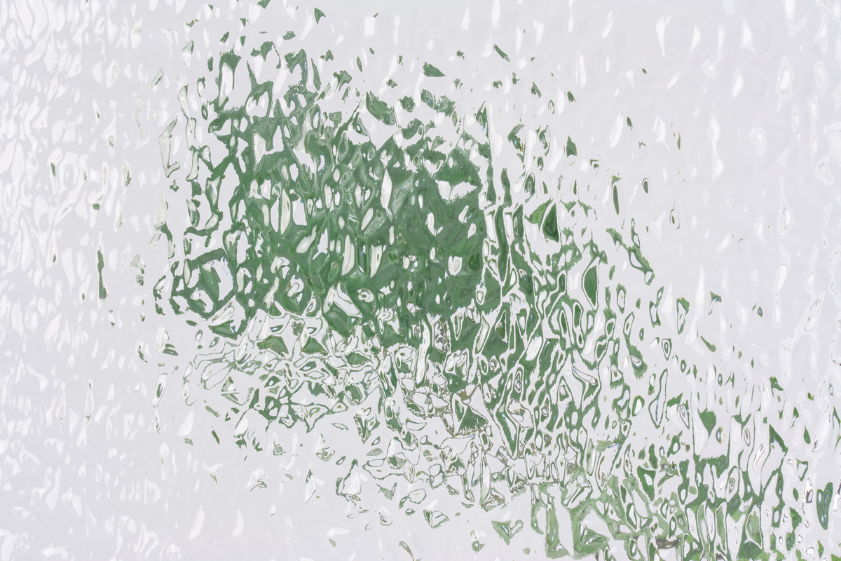 Granitglas med grov struktur som förvränger motiv och ger hög integritet.