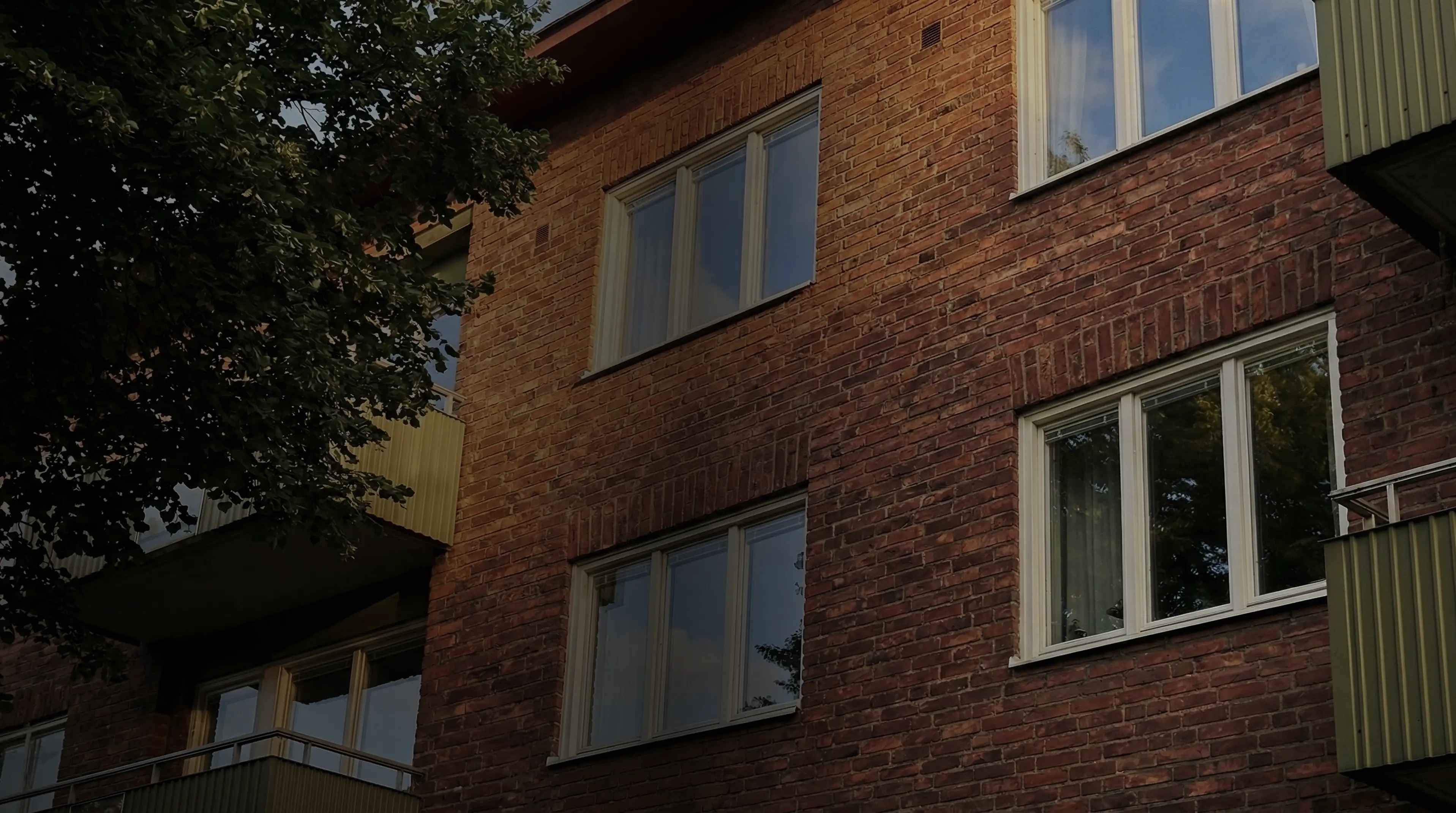 Fasad med fönster på flerbostadshus