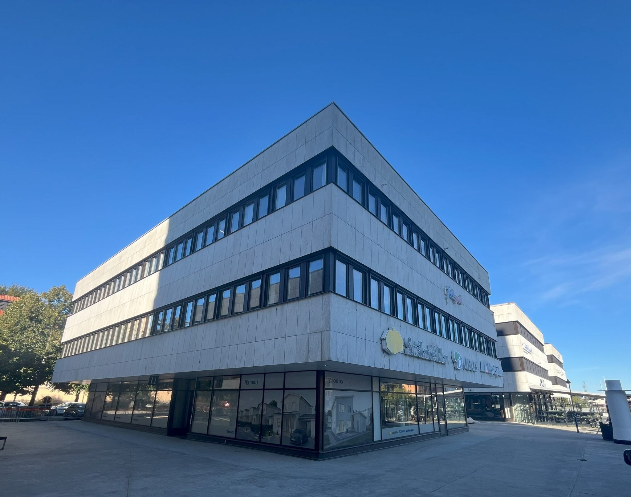 Kontorsfastighet på Bråddgatan i Norrköping – Mockfjärds monterade 400 Svanenmärkta fönster åt Lundbergs Fastigheter, gamla fönster gick till Ragnsells återbruk.