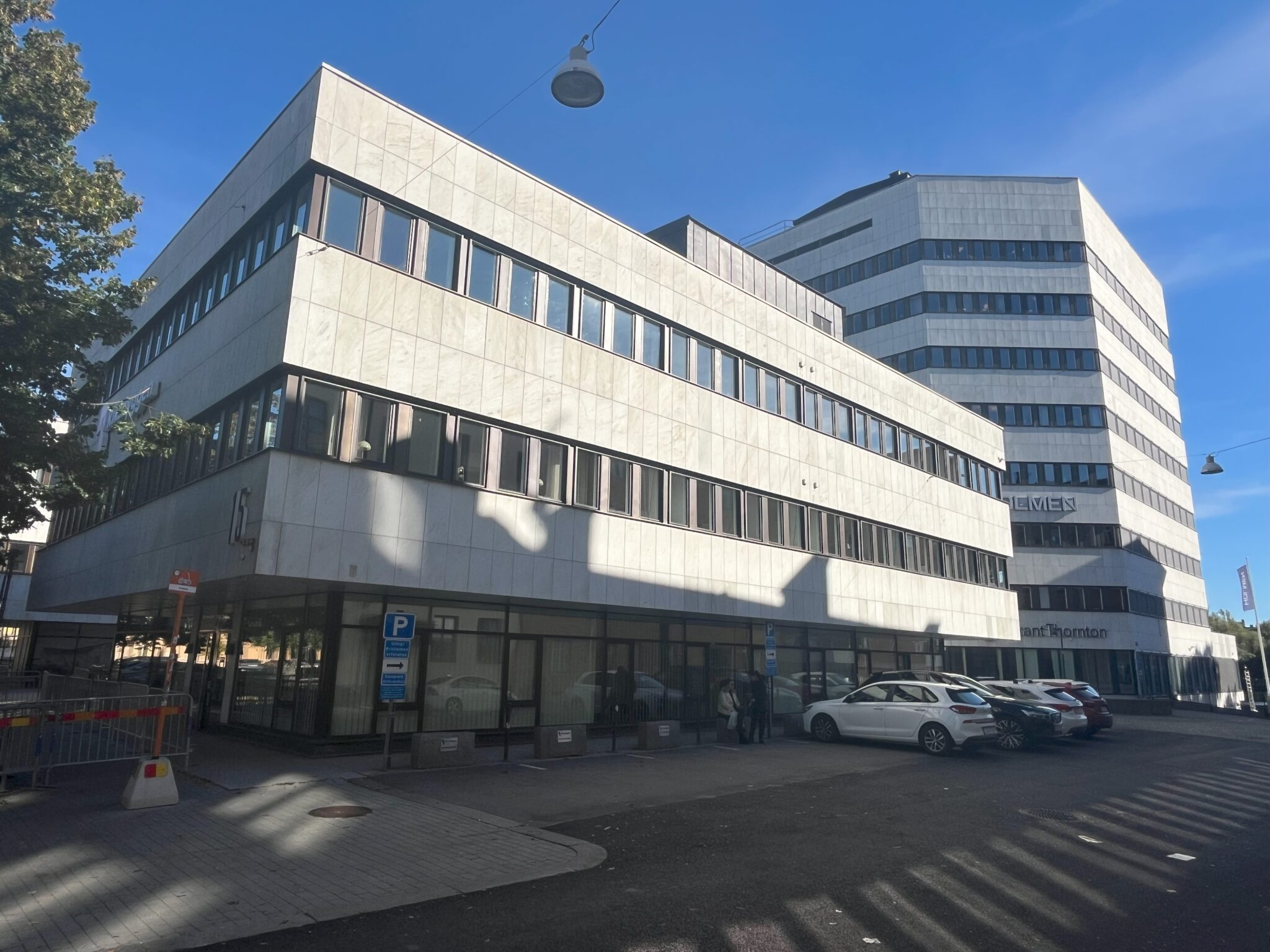 Gatuvy av kontorskomplex på Bråddgatan, Norrköping – fönsterbyte med Svanenmärkta fönster och hållbart återbruk av gamla fönster via Ragnsells, utfört av Mockfjärds åt Lundbergs Fastigheter.