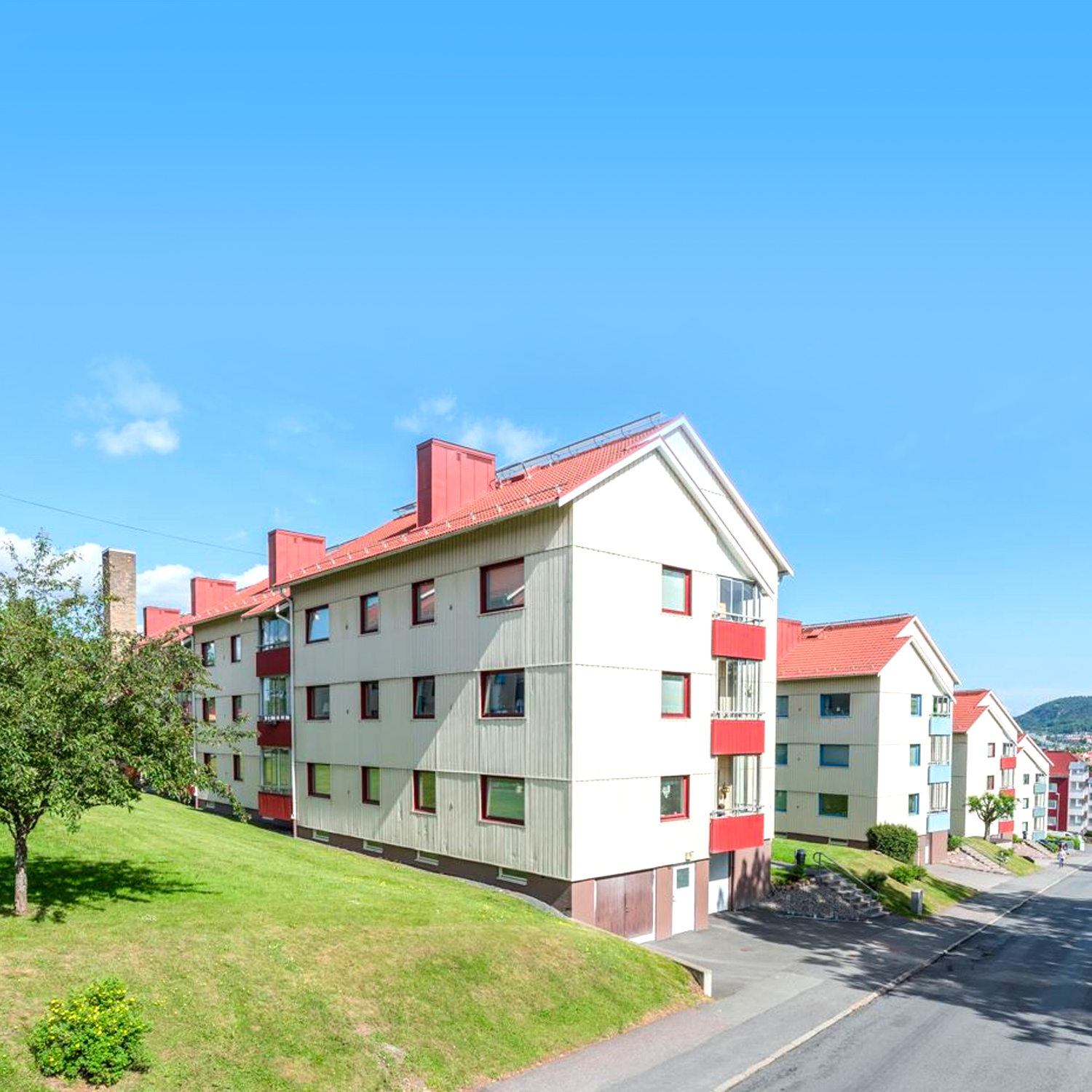 Översiktsbild av BRF Majstången i Huskvarna med utsikt mot Vättern – fönsterbyte med måttanpassade vridfönster i plåtfasad utfört av Mockfjärds.