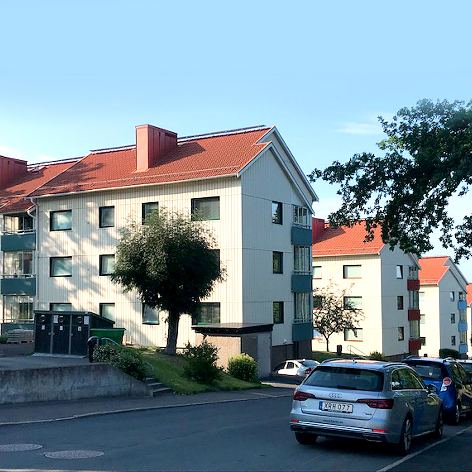 Flervåningshus i BRF Majstången vid Folkets park i Huskvarna – nybytta måttanpassade vridfönster med mörka karmar av Mockfjärds.