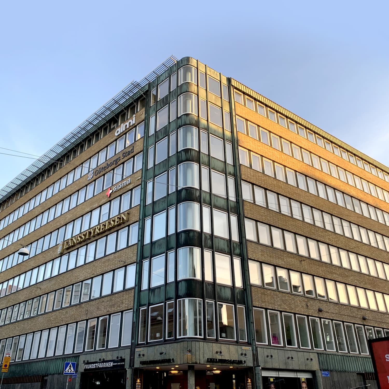 Exteriör av stort kontors- och förvaltningshus på Ekelundsgatan i Göteborg – komplett fönsterbyte med kvarboende hyresgäster samt fogsanering utfört av Mockfjärds.