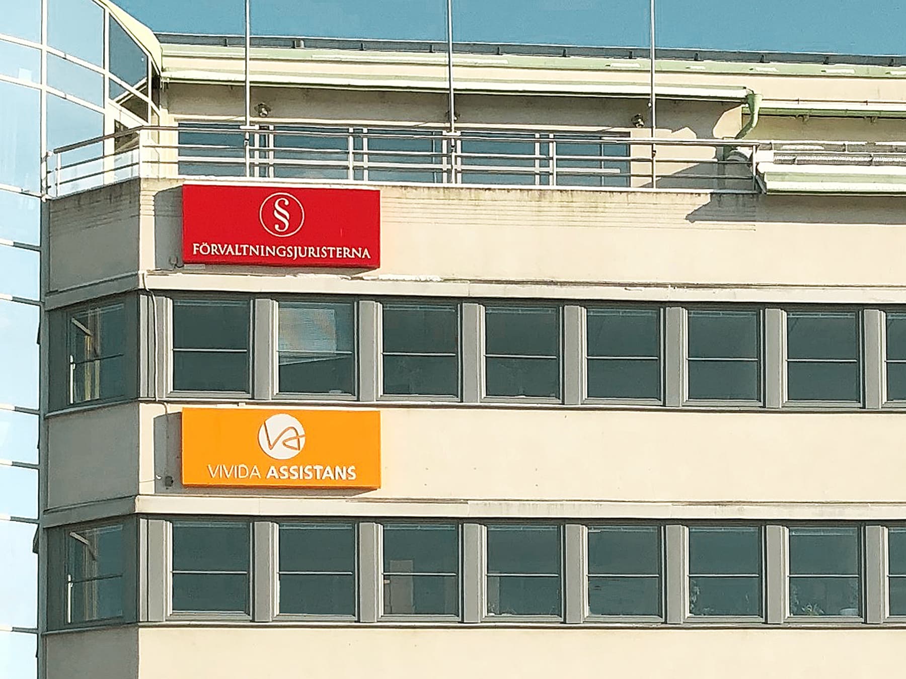 Närbild på nybytta fönster med grå karmar på kommersiell kontorsfastighet – del av byte av ca 146 fönster utfört av Mockfjärds åt Nyfosa.