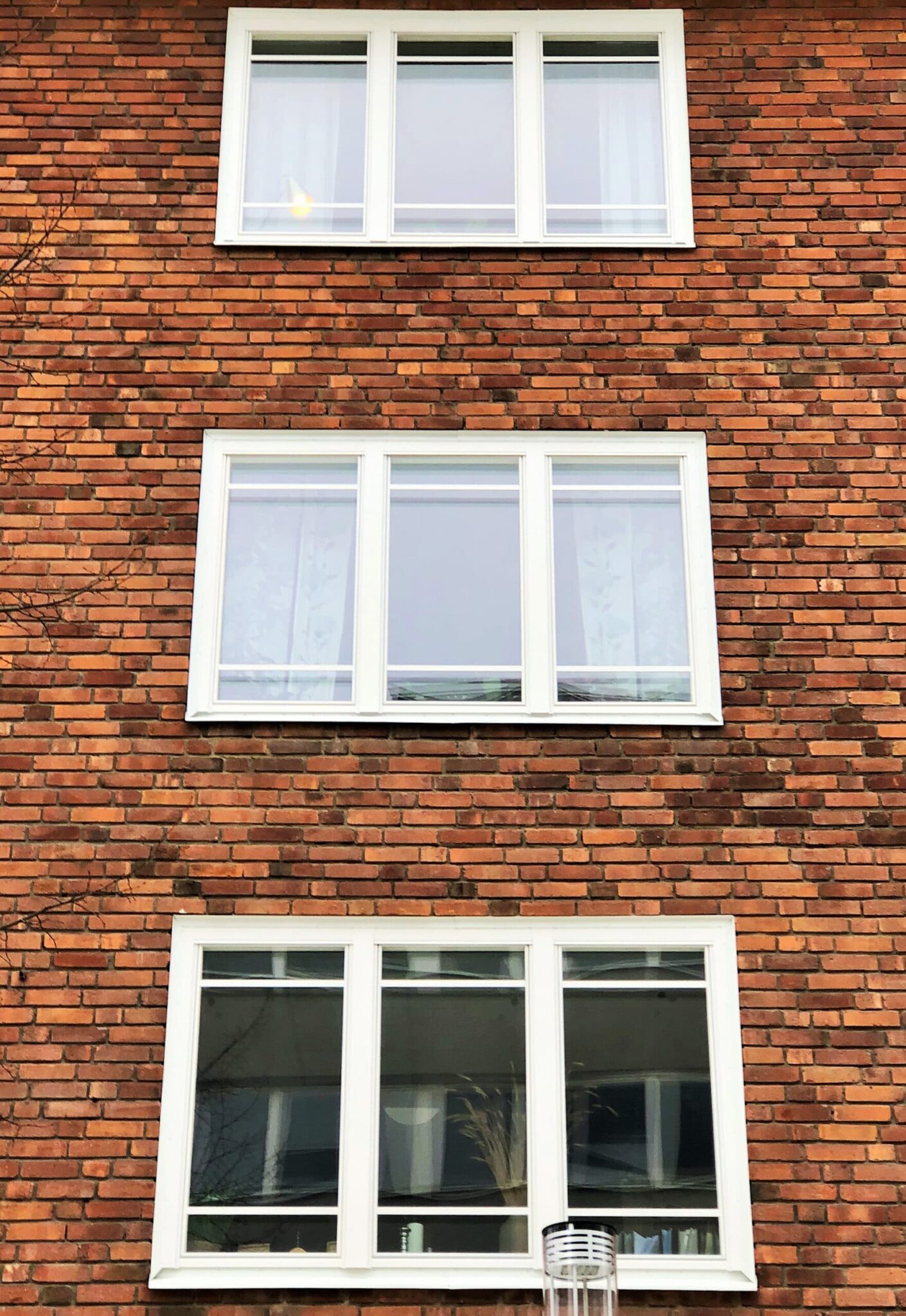Nybytta fönster med vita karmar på tegelfasad – fönsterbyte på Sturegatan 27 i Sundbyberg.