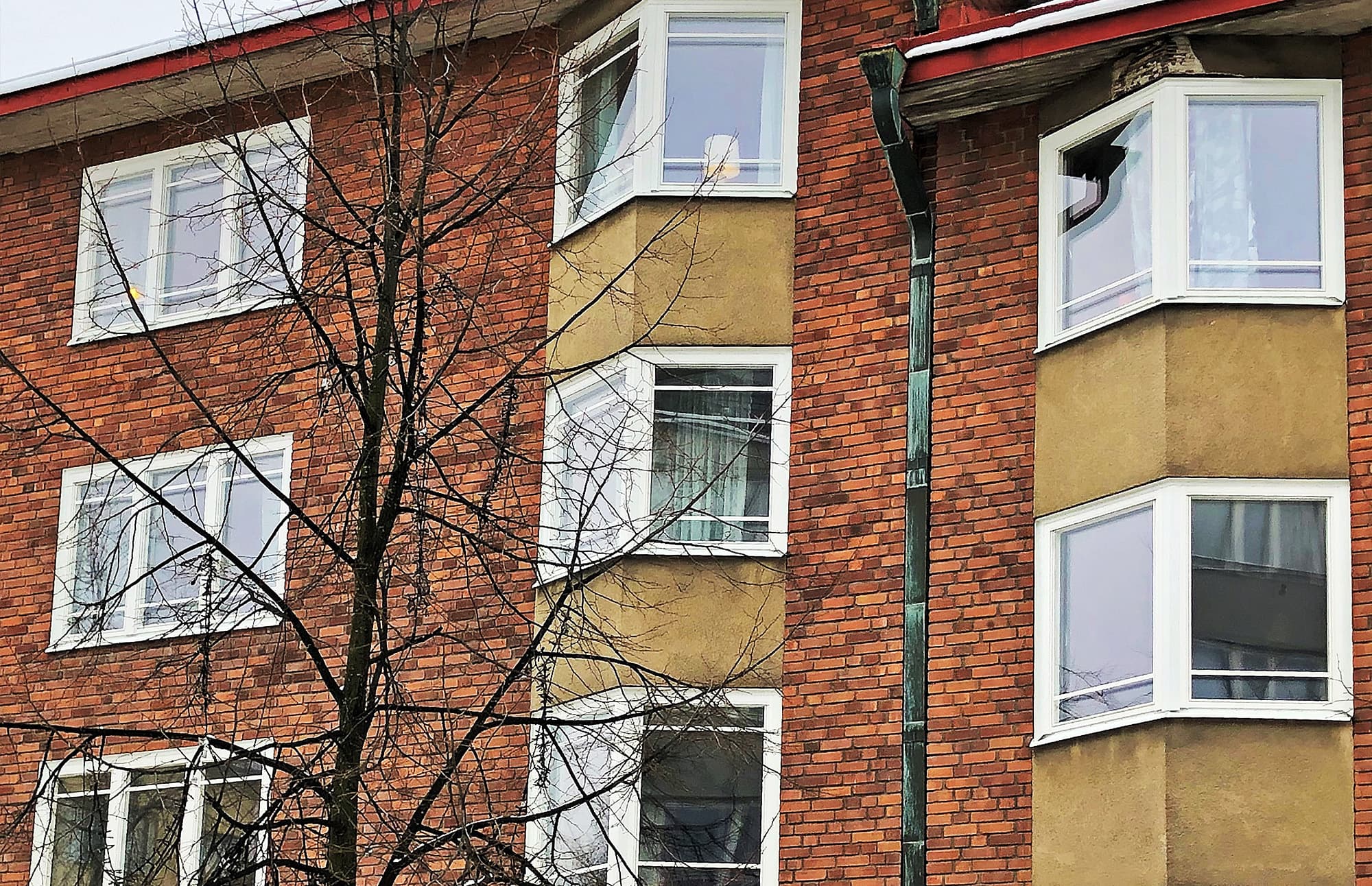 Unika burspråksfönster med vita karmar på Sturegatan 27 i Sundbyberg – del av byte av ca 140 fönster.