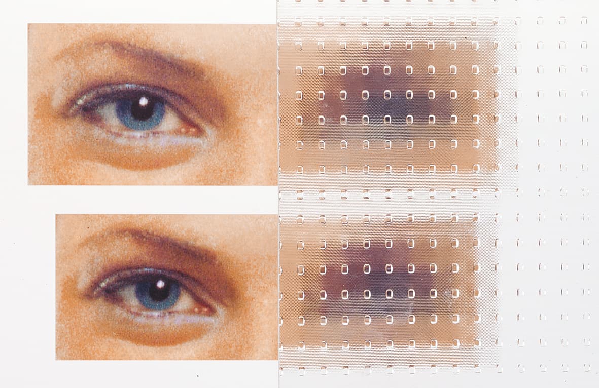 Närbild av öga bakom glas med rutmönster som delvis döljer och pixlar motivet.