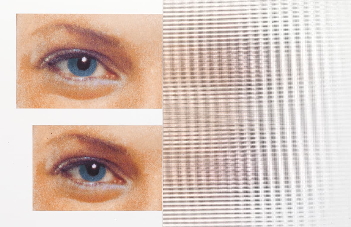Närbild av öga bakom finmaskigt strukturerat glas som ger lätt suddighet och viss insyn.