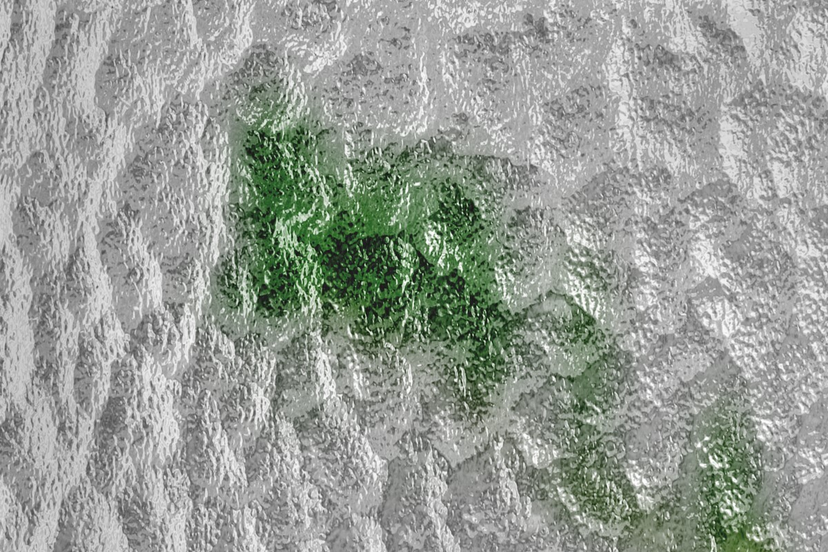 Strukturerat glas med ojämn, frostig yta som släpper igenom diffust ljus och döljer detaljer.